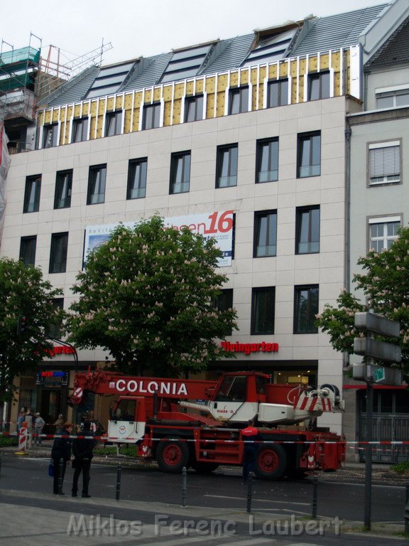800 kg Fensterrahmen drohte auf Strasse zu rutschen Koeln Friesenplatz P05.JPG